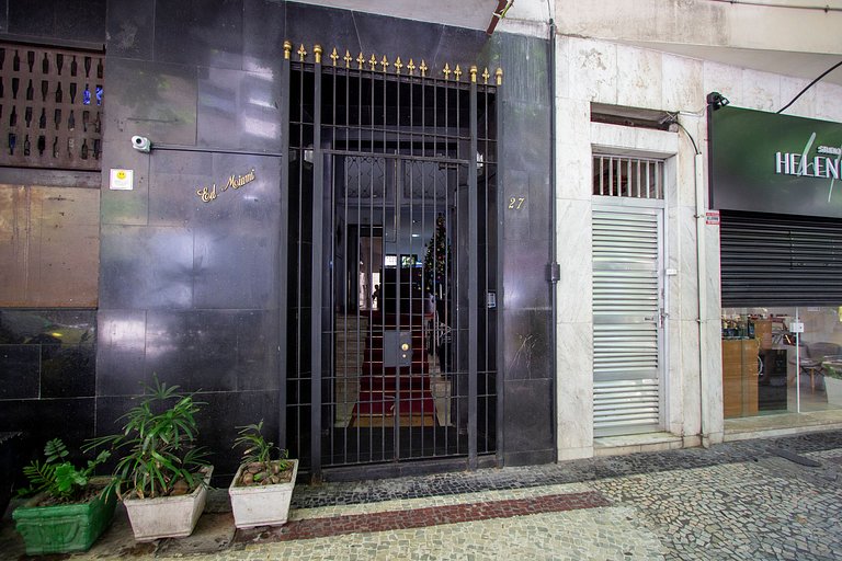 Copacabana- Ótima localização no Baixo Copa.