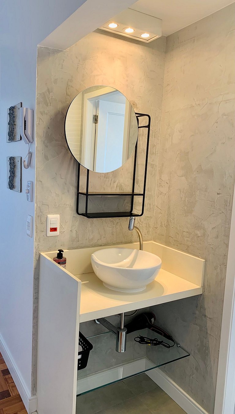 Leblon – Recém-reformado com vista Mar.