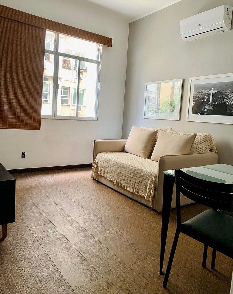 Copacabana- Ótima localização no Baixo Copa.