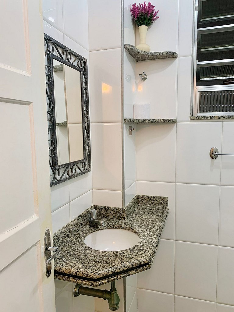 Copacabana- Ótima localização no Baixo Copa.